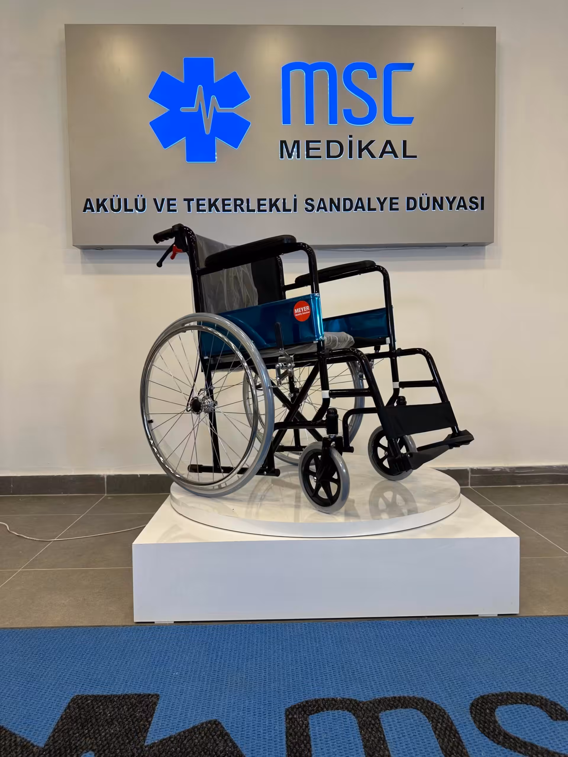 Meyer M200 REFAKATÇİ FRENLİ STANDART TEKERLEKLİ SANDALYE