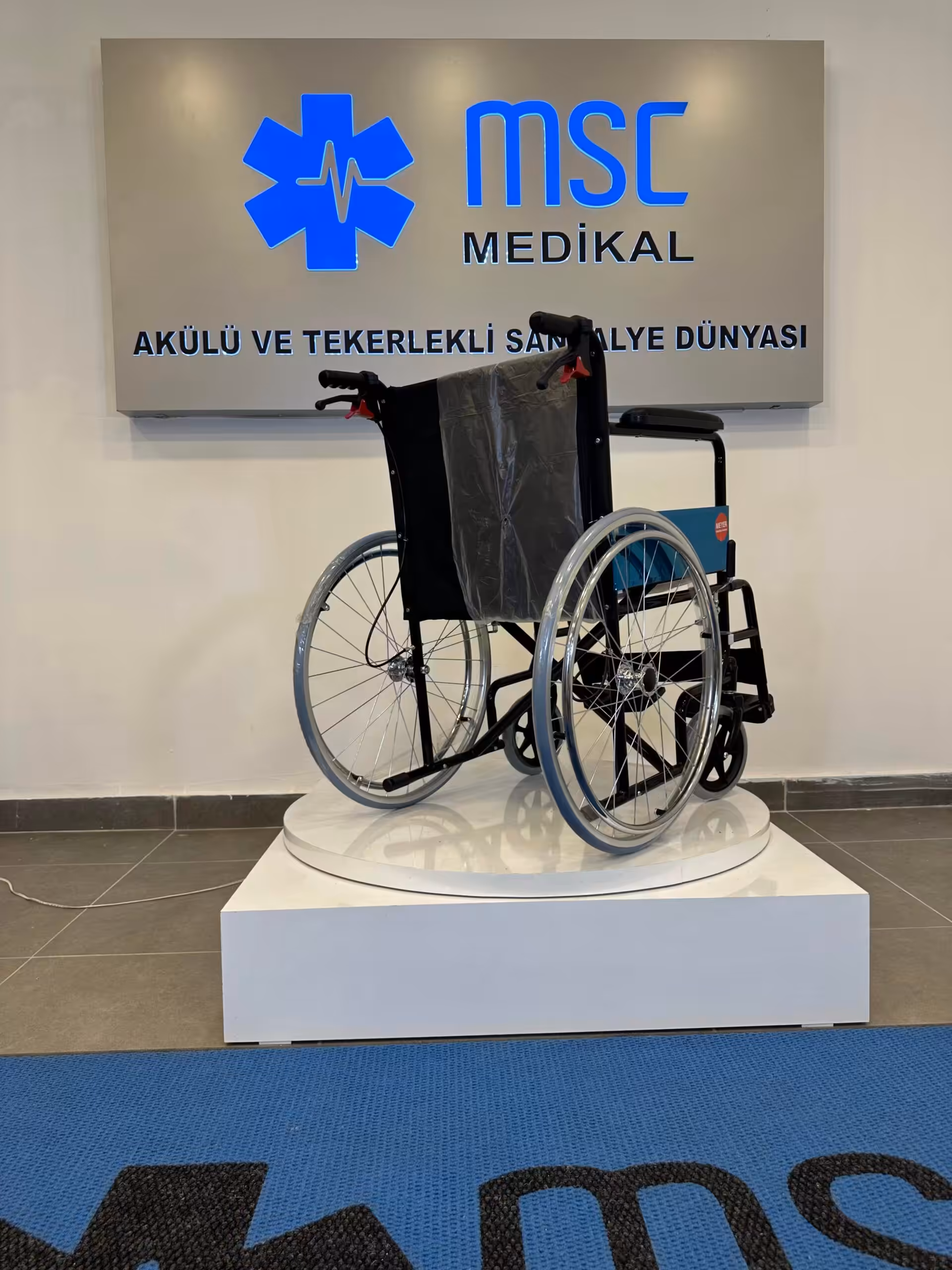 Meyer M200 REFAKATÇİ FRENLİ STANDART TEKERLEKLİ SANDALYE