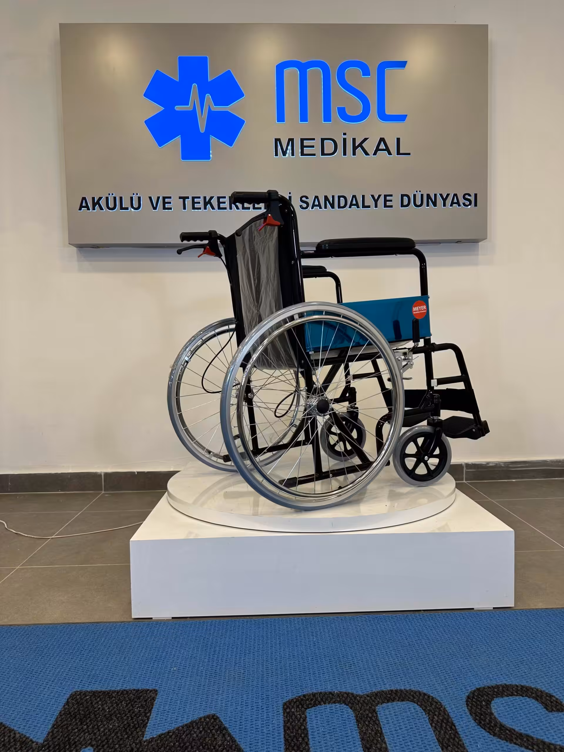 Meyer M200 REFAKATÇİ FRENLİ STANDART TEKERLEKLİ SANDALYE