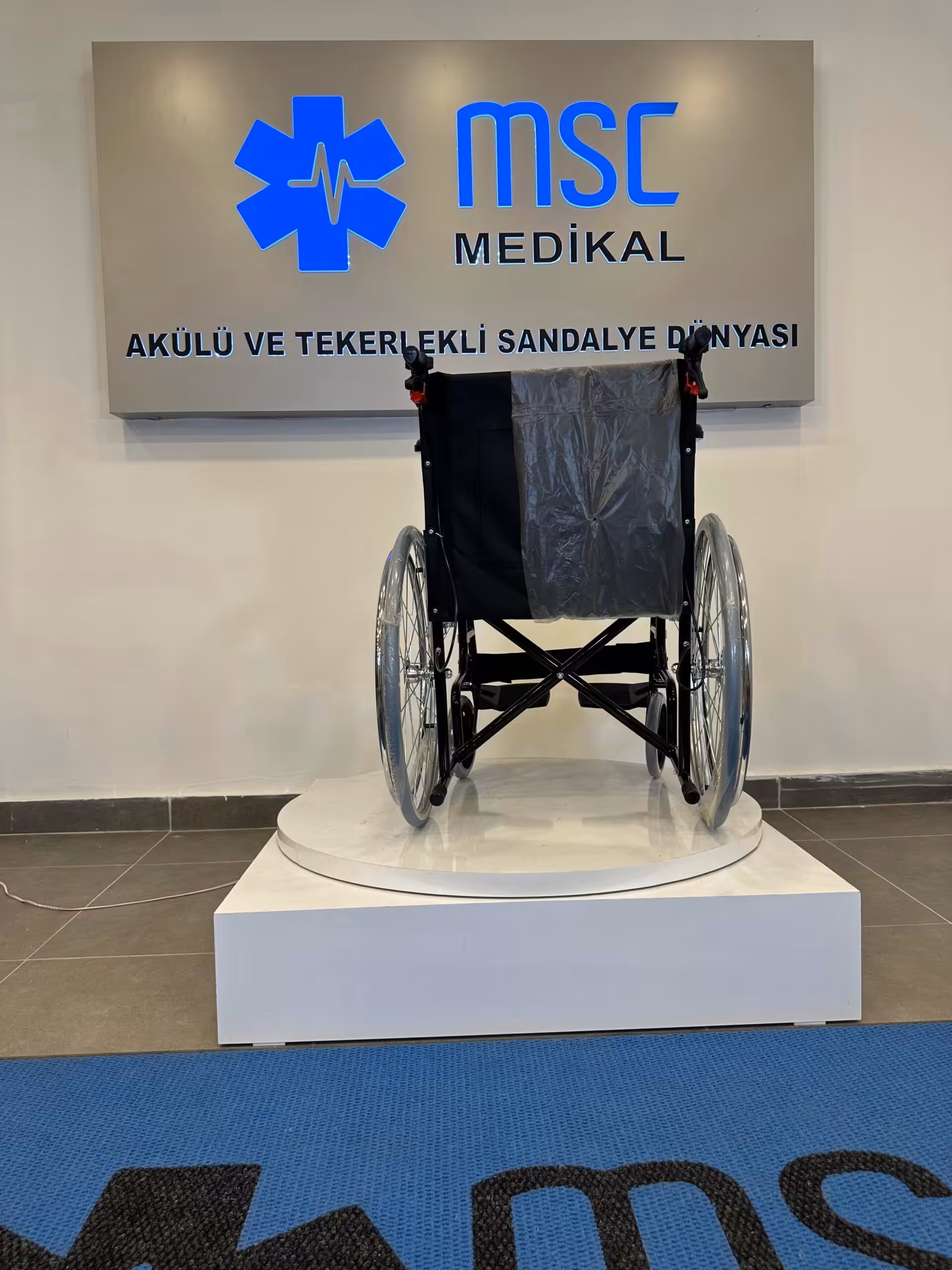 Meyer M200 REFAKATÇİ FRENLİ STANDART TEKERLEKLİ SANDALYE