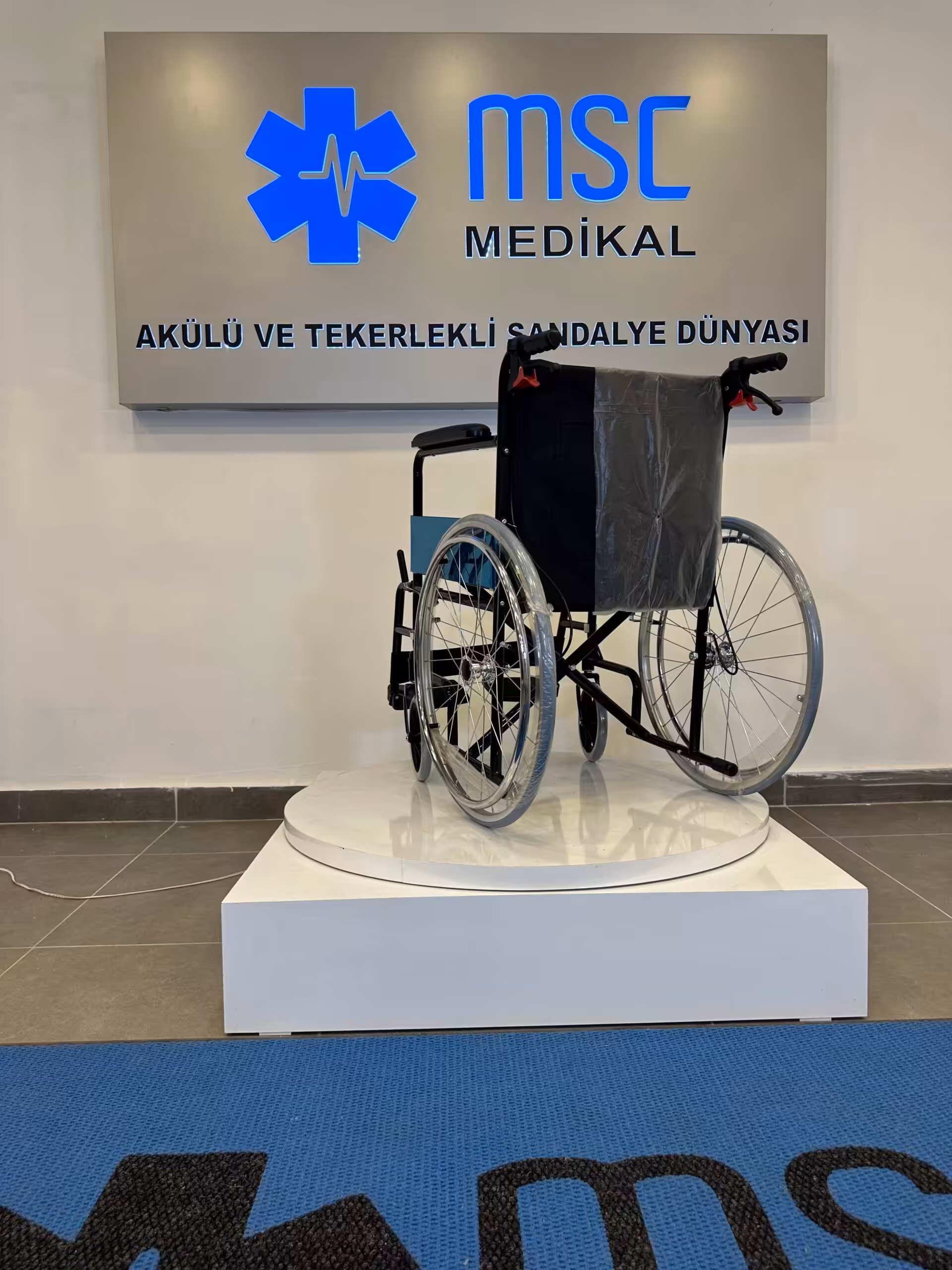 Meyer M200 REFAKATÇİ FRENLİ STANDART TEKERLEKLİ SANDALYE