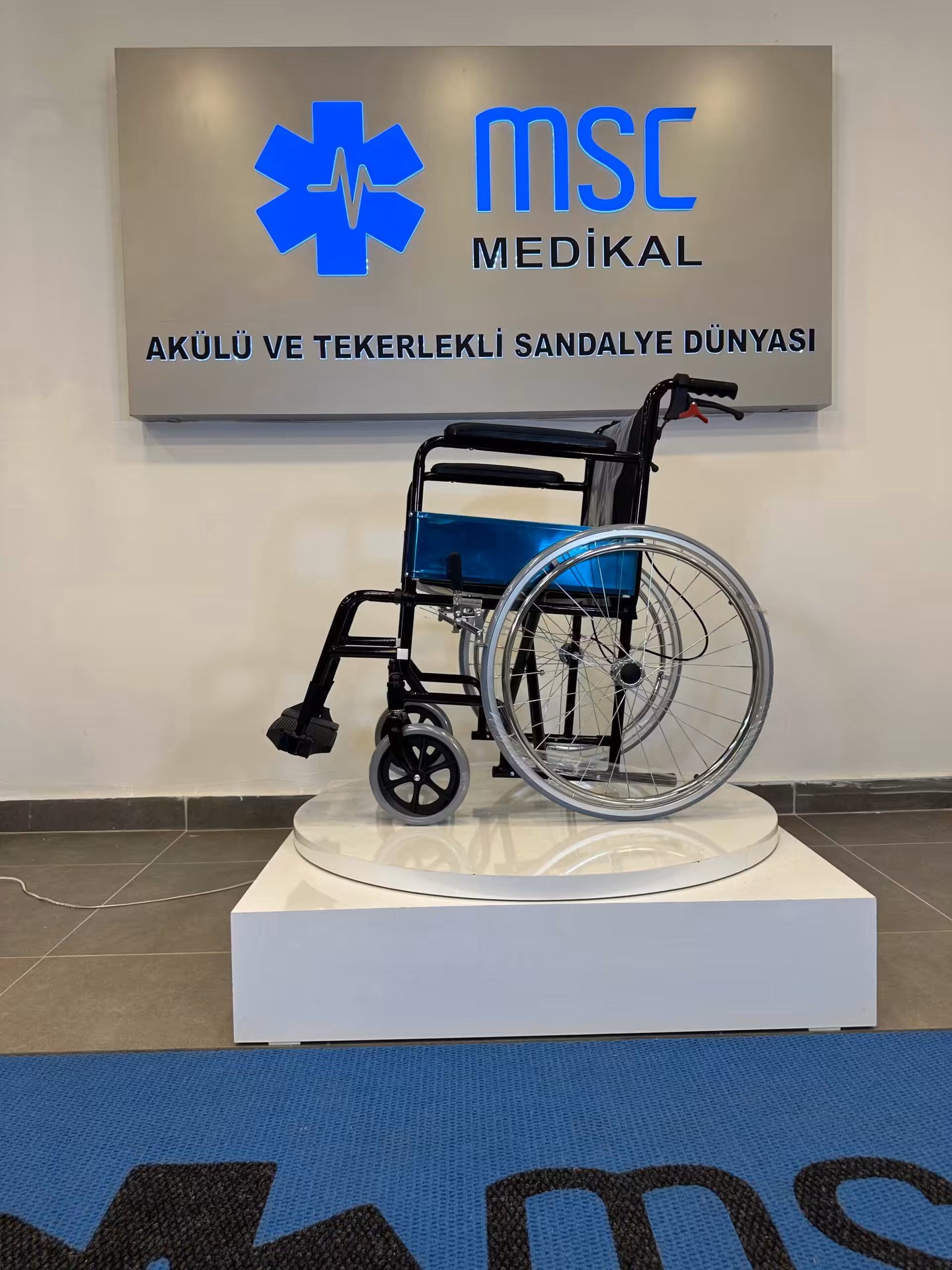 Meyer M200 REFAKATÇİ FRENLİ STANDART TEKERLEKLİ SANDALYE