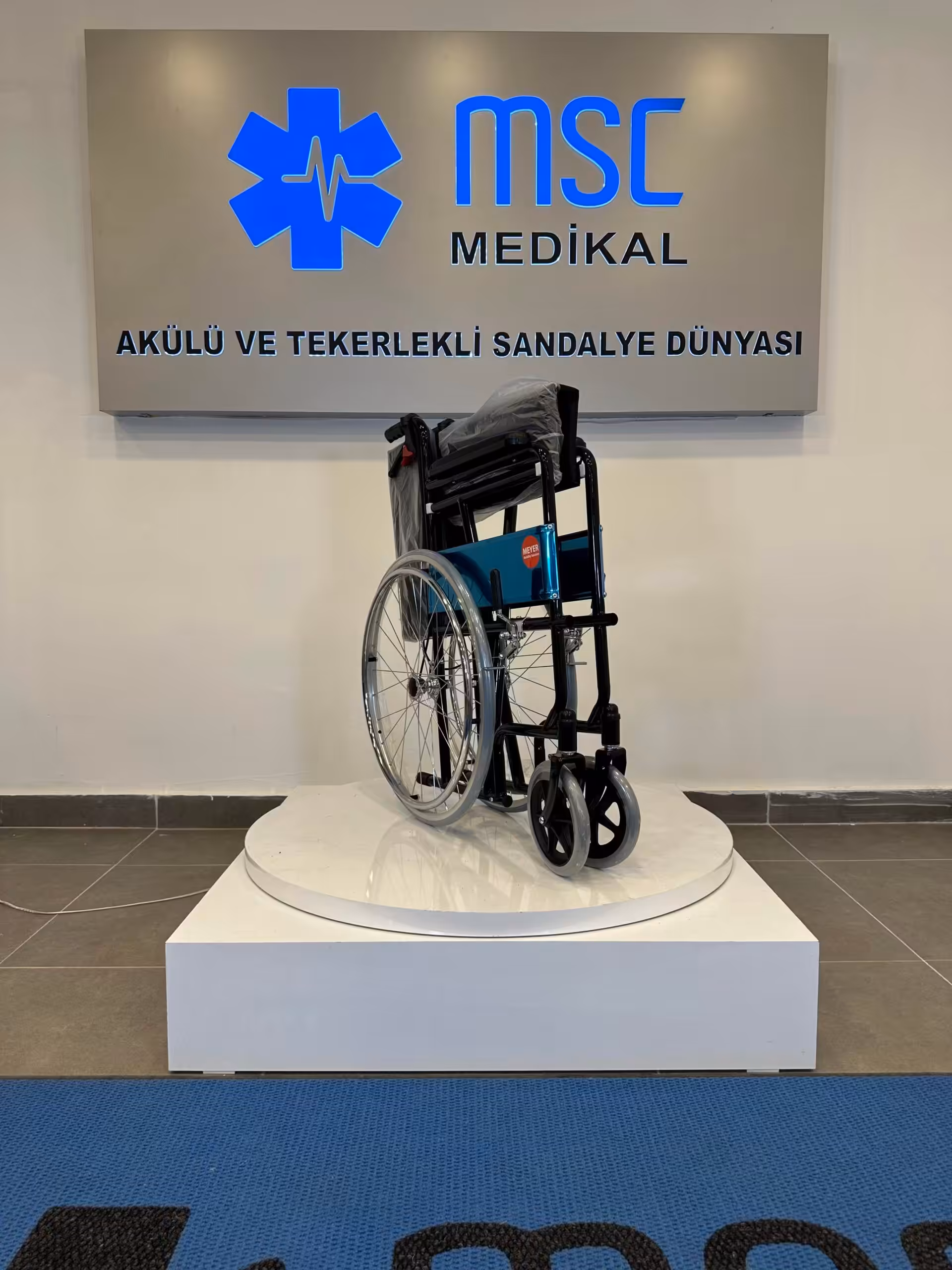 Meyer M200 REFAKATÇİ FRENLİ STANDART TEKERLEKLİ SANDALYE